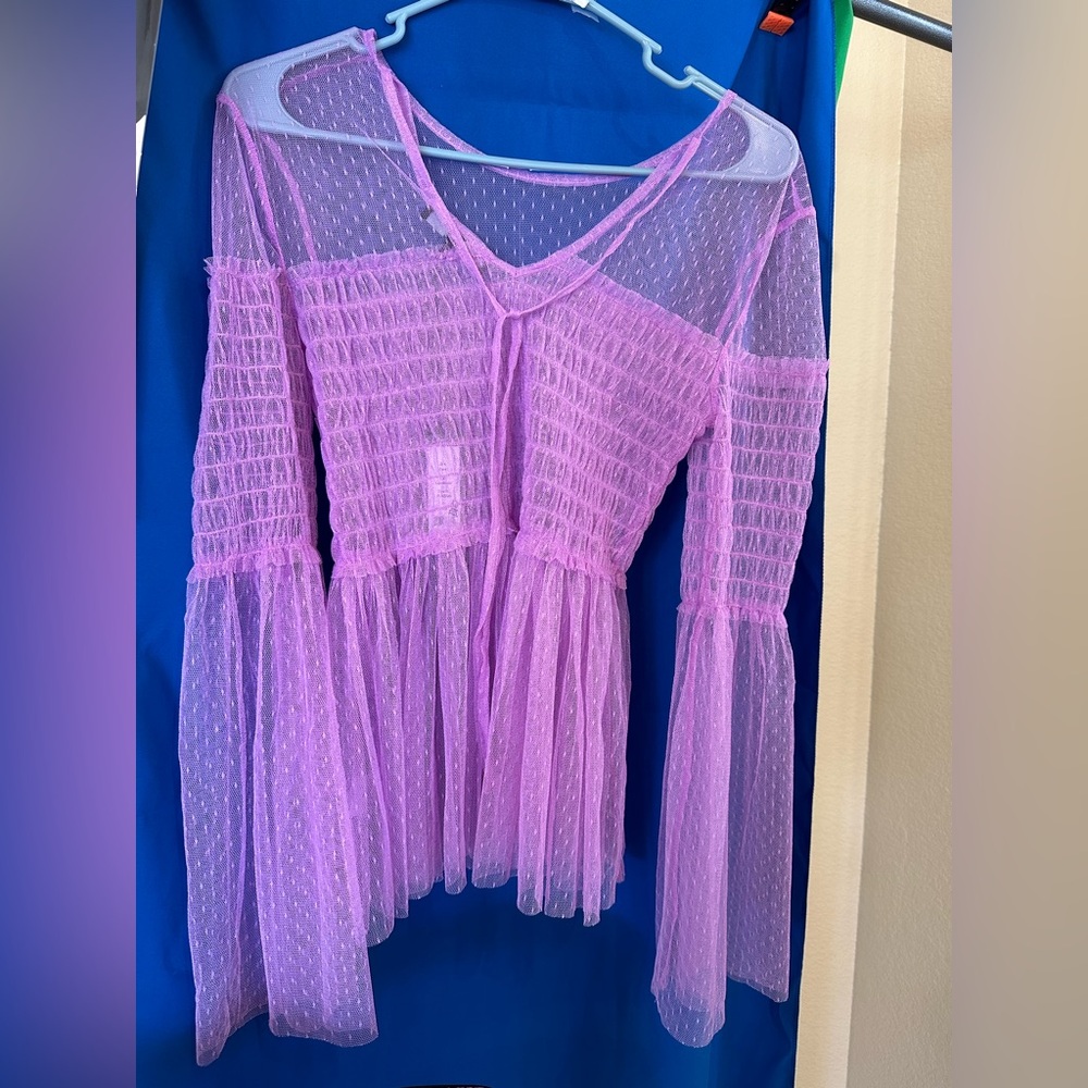 Romeo and Juliet brand women’s sheer top
Size small
Lavender color